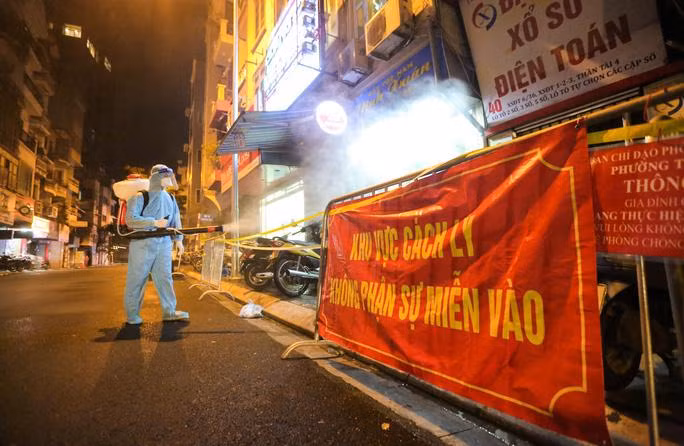 Khử khuẩn khu vực có bệnh nhân Covid-19 tại Hà Nội