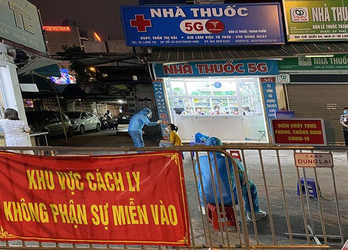 Lực lượng chức năng xét nghiệm Covid-19 cho các đối tượng liên quan đến nhà thuốc Đức Tâm