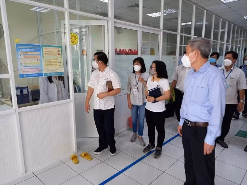 Tổ công tác của Bộ Y tế kiểm tra đảm bảo phòng chống dịch tại một cơ sở sản xuất ở TP HCM