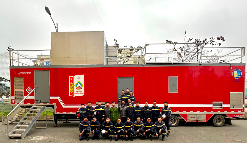 Mô hình trung tâm đào tạo di động kỹ, chiến thuật chữa cháy và cứu hộ cứu nạn trên cạn có dạng container 2 tầng Mô hình trung tâm đào tạo di động kỹ, chiến thuật chữa cháy và cứu hộ cứu nạn trên cạn có dạng container 2 tầng