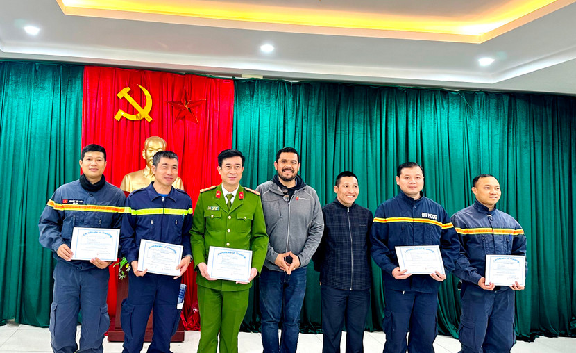 Sau khi tập huấn, đại diện Công ty TNHH Tuyết Nga và hãng Symtech cấp chứng chỉ vận hành cho các giảng viên thuộc Trường Đại học PCCC Sau khi tập huấn, đại diện Công ty TNHH Tuyết Nga và hãng Symtech cấp chứng chỉ vận hành cho các giảng viên thuộc Trường Đại học PCCC