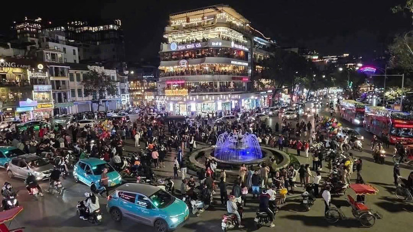 Người dân kéo về khu vực toà nhà "Hàm Cá Mập" để chụp ảnh rất đông