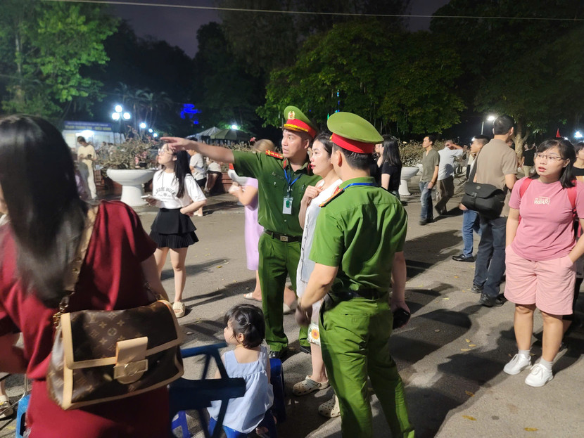 Lực lượng Công an hướng dẫn người dân đảm bảo an toàn cho cả người lớn và trẻ nhỏ trong sự kiện đông người