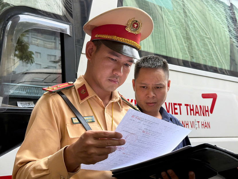 Quá trình kiểm tra, cán bộ chiến sĩ còn tổ chức tuyên truyền, nâng cao ý thức, trách nhiệm của các lái xe Quá trình kiểm tra, cán bộ chiến sĩ còn tổ chức tuyên truyền, nâng cao ý thức, trách nhiệm của các lái xe