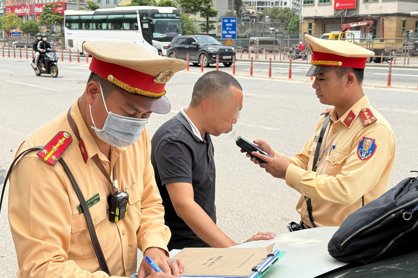 Không chỉ kiểm tra trong bến xe, lực lượng CSGT còn tuần tra, kiểm soát, xử lý dọc các tuyến đường chính Không chỉ kiểm tra trong bến xe, lực lượng CSGT còn tuần tra, kiểm soát, xử lý dọc các tuyến đường chính