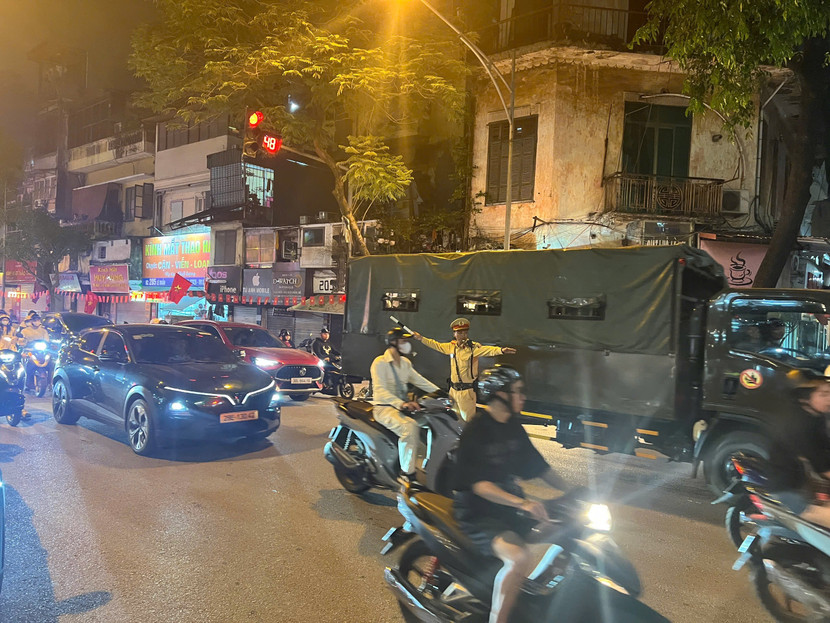 hướng dẫn người dân di chuyển, đảm bảo giao thông thông suốt