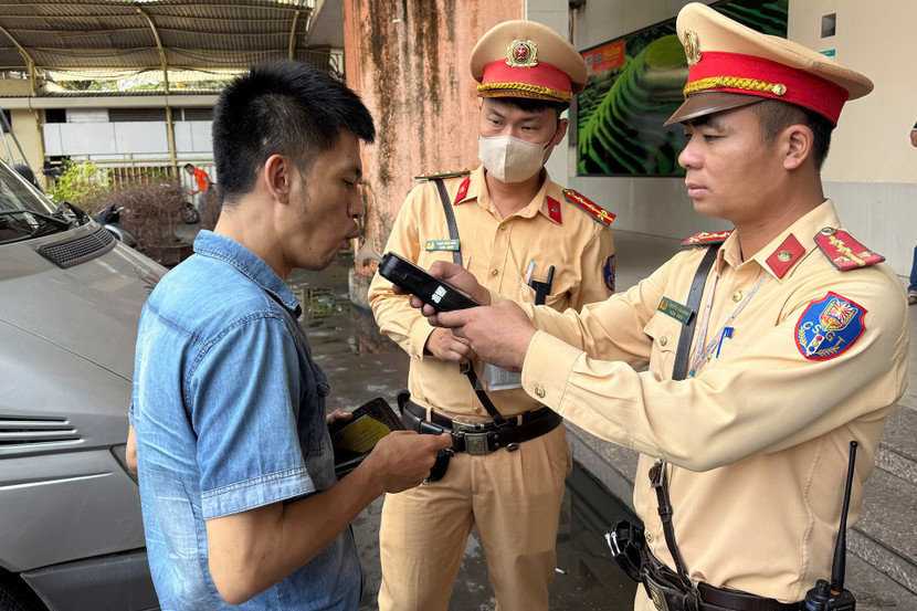 Lực lượng Cảnh sát giao thông kiểm tra xác suất các tài xế xe khách Lực lượng Cảnh sát giao thông kiểm tra xác suất các tài xế xe khách