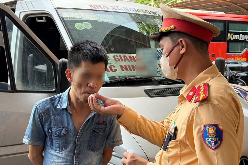 Đội Cảnh sát giao thông số 6 duy trì kiểm tra vi phạm nồng độ cồn và ma túy đối với lái xe khách Đội Cảnh sát giao thông số 6 duy trì kiểm tra vi phạm nồng độ cồn và ma túy đối với lái xe khách