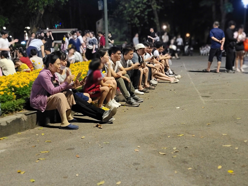 Người dân có mặt từ rất sớm chờ đợi hòa mình vào không khí của lễ kỷ niệm