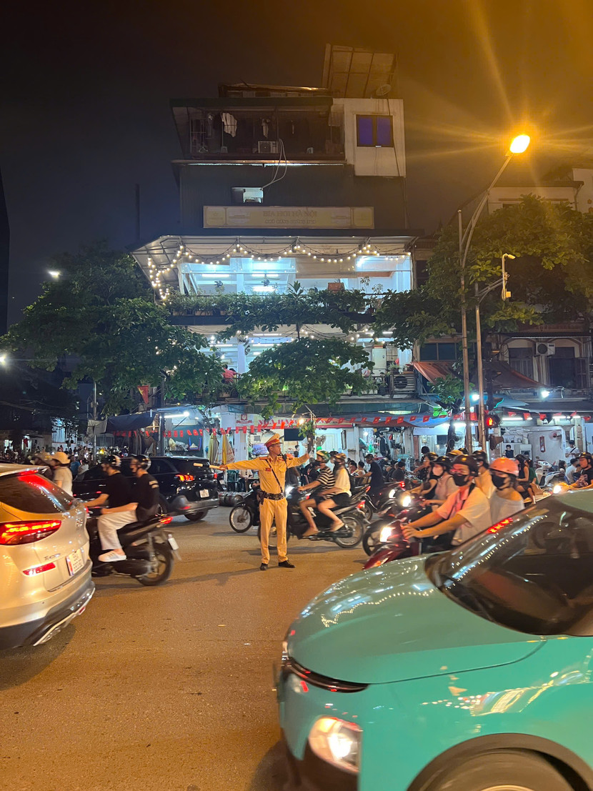 Lực lượng Cảnh sát giao thông phân luồng từ xa...