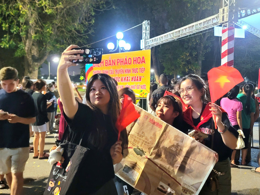 Chị Phạm Phương Anh cùng bạn bè tới dự lễ kỷ niệm trong niềm xúc động