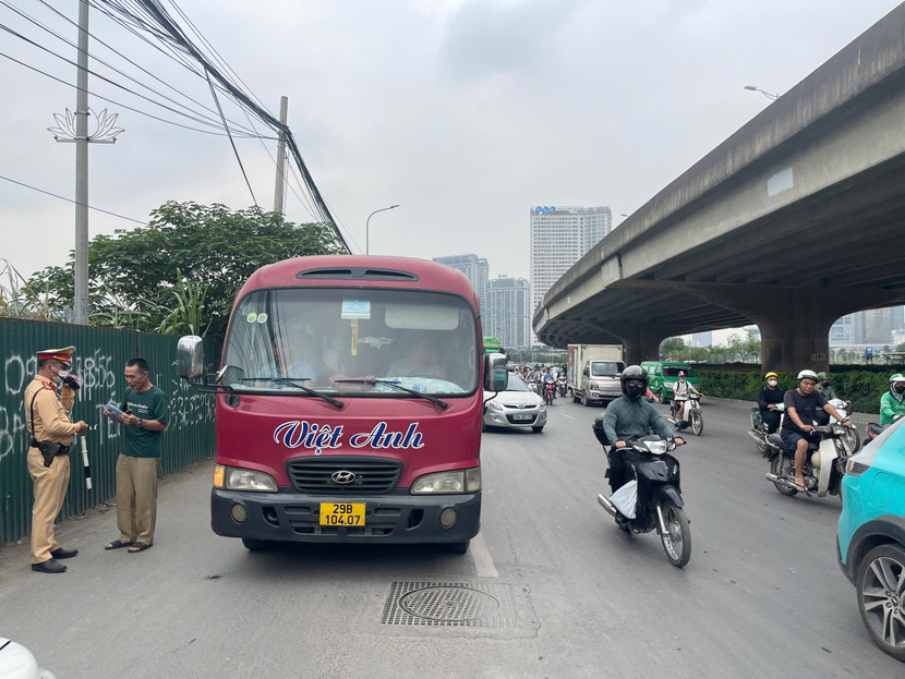 Kiên quyết xử lý xe khách "nhồi nhét", dừng đỗ đón khách dọc đường Kiên quyết xử lý xe khách "nhồi nhét", dừng đỗ đón khách dọc đường