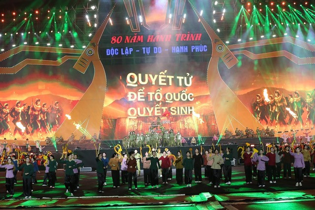 Concert 80 năm hành trình Độc lập - Tự do - Hạnh phúc diễn ra ở sân vận động Mỹ Đình tối 1-9 với sự tham gia của hơn 20.000 khán giả Ảnh: Trần Huấn