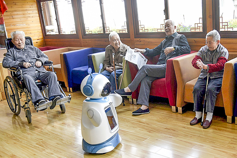 Người cao tuổi tại một viện dưỡng lão ở tỉnh Chiết Giang, Trung Quốc, trò chuyện với robot