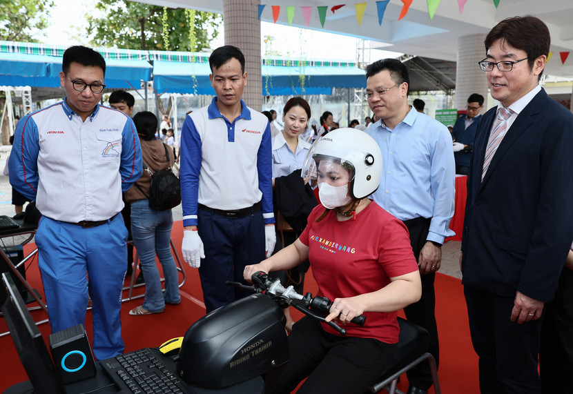 Phụ huynh trải nghiệm trên máy tập lái xe Honda Phụ huynh trải nghiệm trên máy tập lái xe Honda