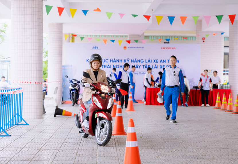 Phụ huynh thực hành lái xe an toàn trên sa hình Phụ huynh thực hành lái xe an toàn trên sa hình