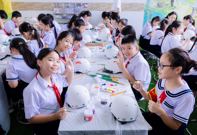 Các em học sinh vui vẻ trang trí mũ bảo hiểm Honda Các em học sinh vui vẻ trang trí mũ bảo hiểm Honda