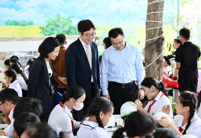 Các em học sinh trang trí mũ bảo hiểm Honda Các em học sinh trang trí mũ bảo hiểm Honda