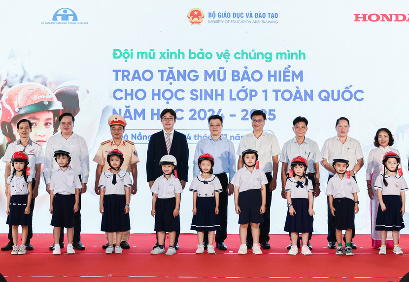 Các đại biểu trao tặng mũ bảo hiểm cho các em học sinh lớp 1 trường Tiểu học Tiểu La, quận Sơn Trà (Đà Nẵng) Các đại biểu trao tặng mũ bảo hiểm cho các em học sinh lớp 1 trường Tiểu học Tiểu La, quận Sơn Trà (Đà Nẵng)