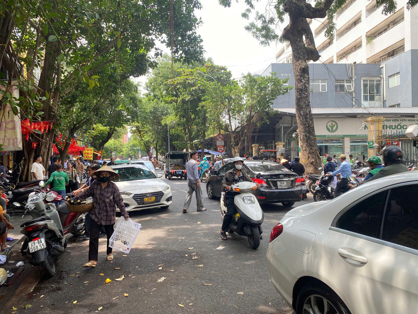 Phố Phủ Doãn luôn trong tình trạng đông đúc