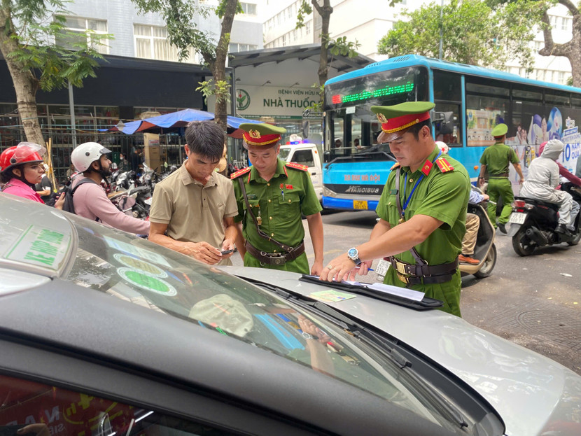 Song song với tuyên truyền là xử phạt để răn đe