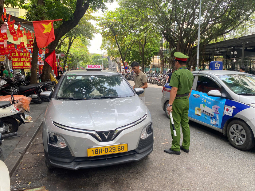 Taxi dừng, đỗ, đón, trả khách gây ùn ứ