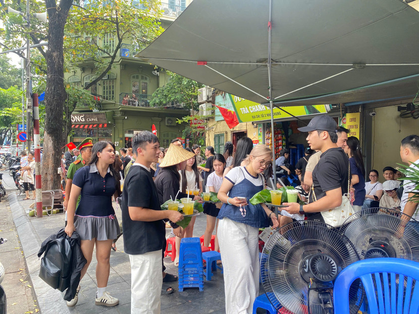 Dù là nơi tôn nghiêm, thu hút nhiều khách du lịch, song, hàng quán vẫn ngang nhiên bày bán