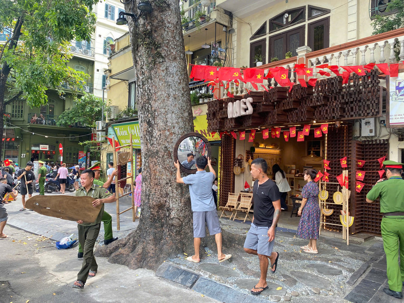 Gốc cây cũng trở thành nơi đặt biển quảng cáo