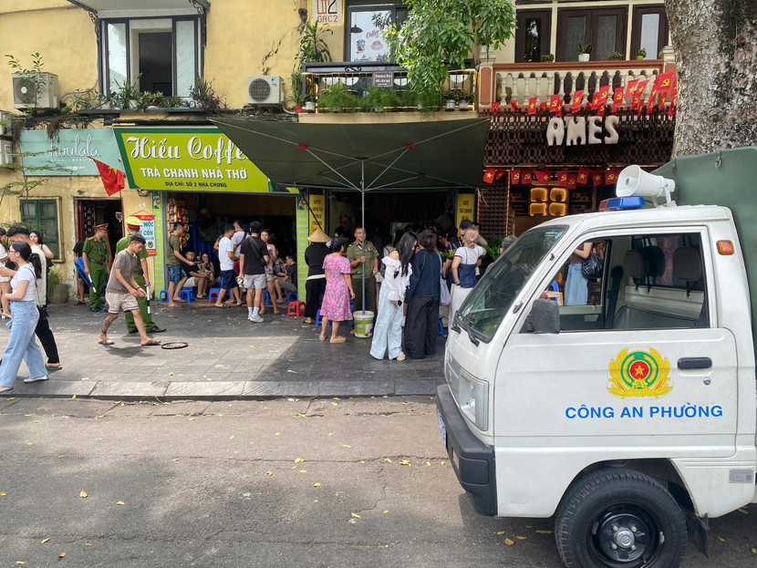 Chỉ dọn dẹp khi thấy bóng lực lượng chức năng...