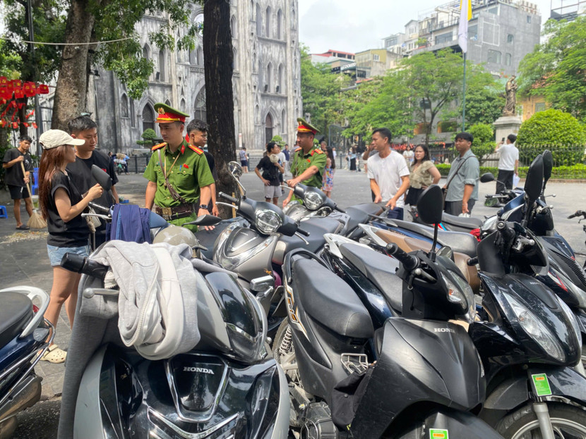 Cứ vô tư để xe vào chỗ trống, không cần quan tâm có vi phạm hay không và an toàn tài sản của cá nhân thế nào
