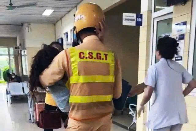 Hình ảnh chiến sĩ Cảnh sát giao thông bế bệnh nhân chạy nhanh vào phòng cấp cứu gây xúc động
