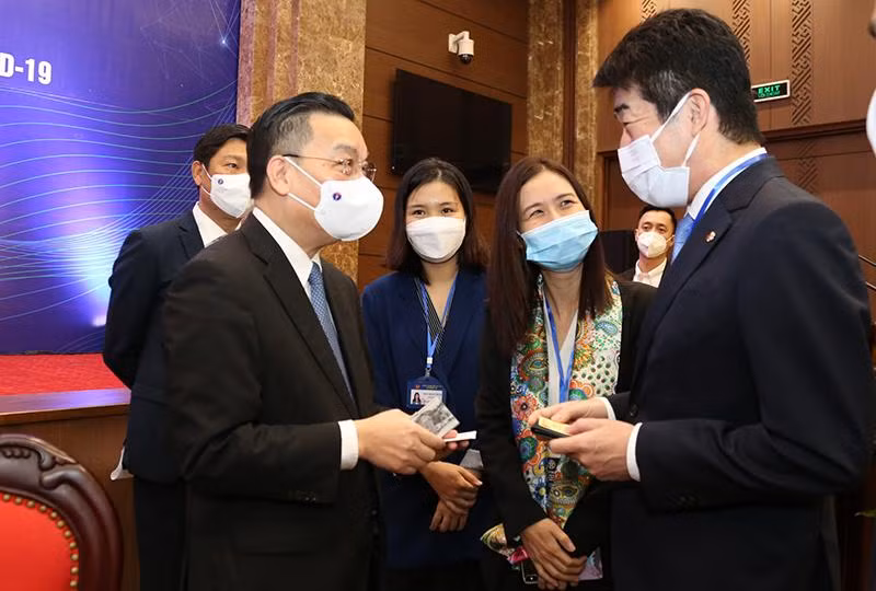 Lãnh đạo TP Hà Nội trao đổi với cộng đồng doanh nghiệp FDI trước giờ hội nghị diễn ra