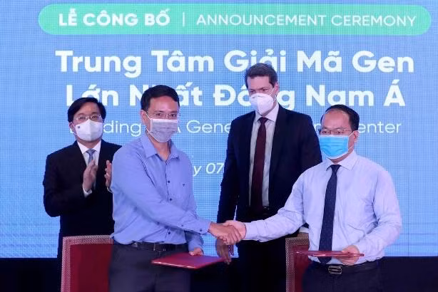 Ông Cao Anh Tuấn (trái) thỏa thuận hợp tác với ông Vũ Quốc Huy, Giám đốc NIC