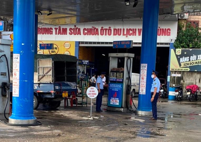 Lực lượng QLTT kiểm tra một cửa hàng xăng dầu