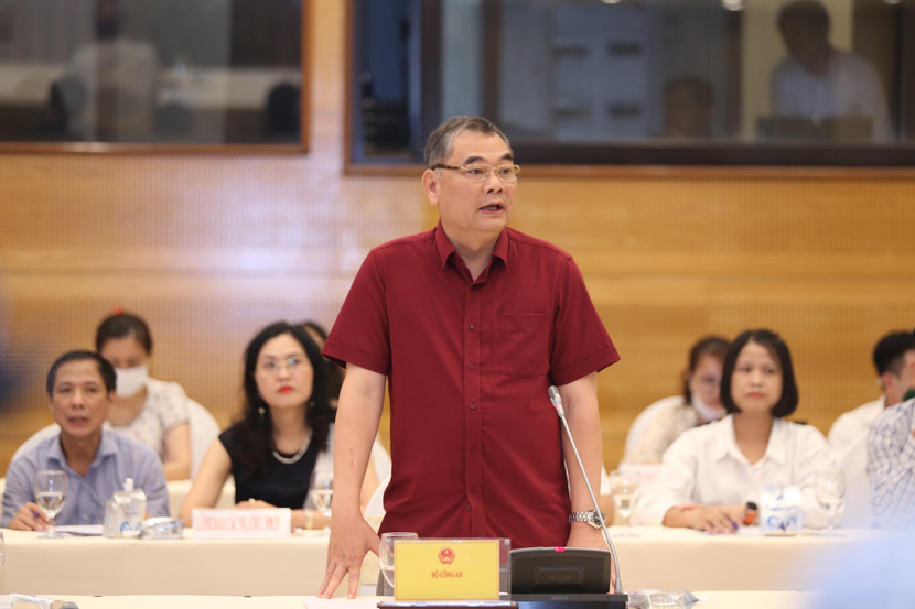 Trung tướng Tô Ân Xô trả lời báo chí tại buổi họp báo chiều tối 3-8 Trung tướng Tô Ân Xô trả lời báo chí tại buổi họp báo chiều tối 3-8