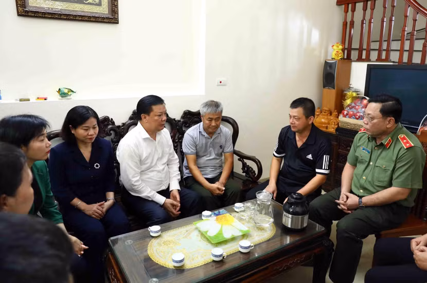 Bí thư Thành ủy thăm, động viên gia đình Thượng úy Đỗ Đức Việt