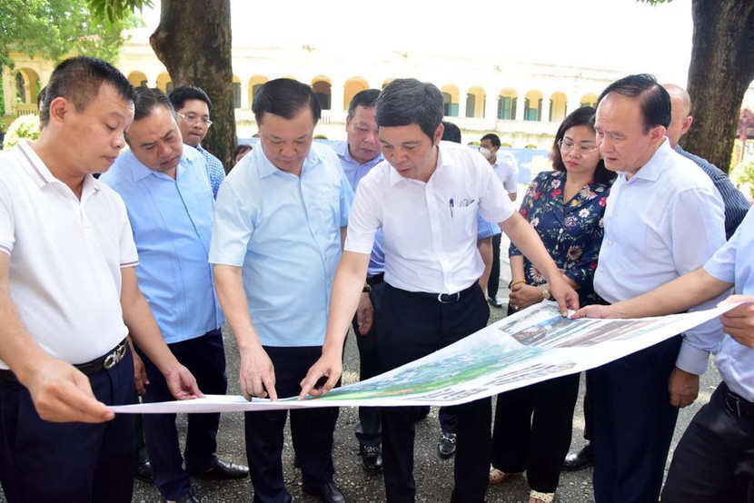 Các đồng chí Thường trực Thành ủy kiểm tra Khu di sản Hoàng Thành Thăng Long.