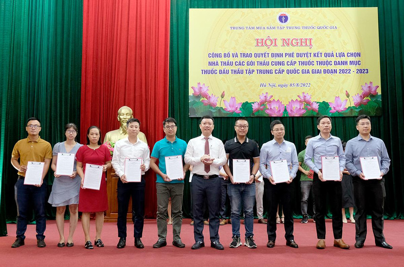 Bộ Y tế trao quyết định phê duyệt kết quả lựa chọn nhà thầu trúng thầu các gói thầu cung cấp thuốc