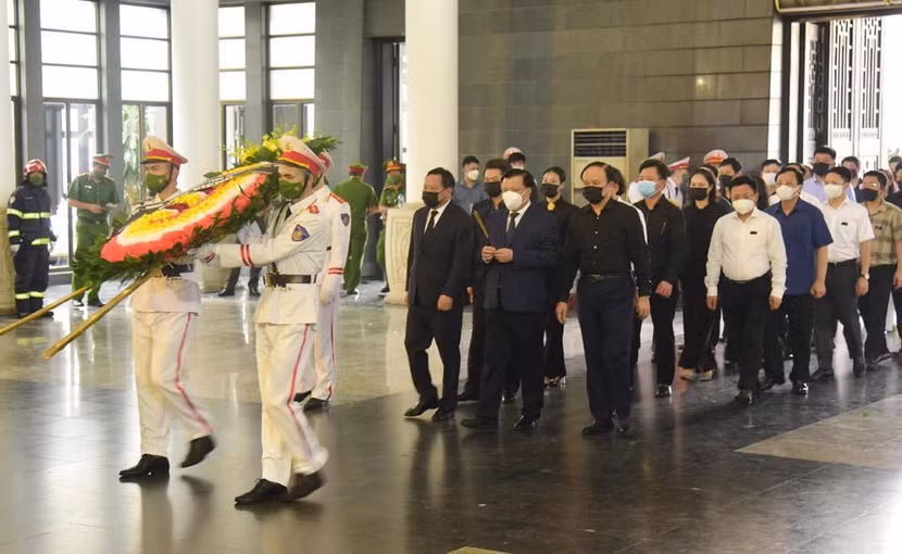 Đoàn đại biểu TP Hà Nội vào viếng 3 liệt sĩ Công an hy sinh khi chữa cháy cứu người