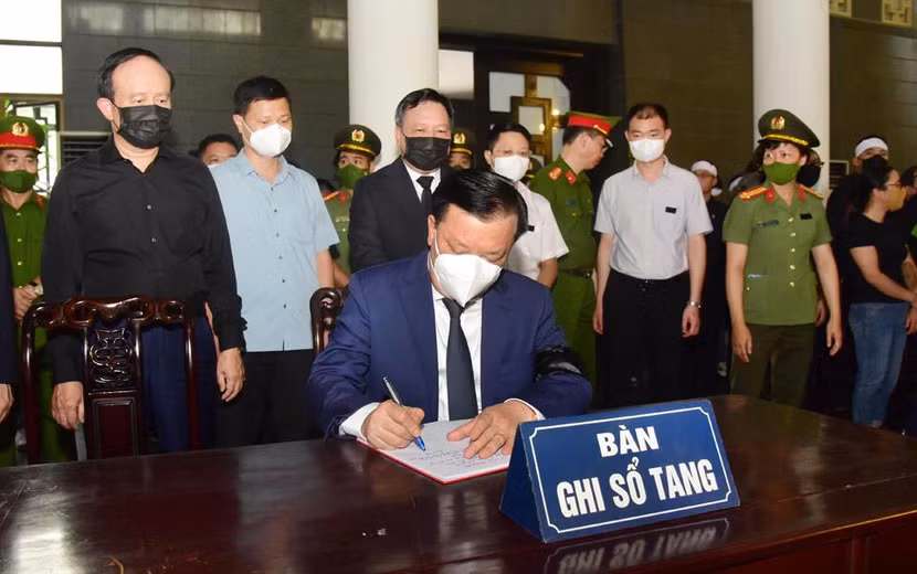 Bí thư Thành ủy Hà Nội Đinh Tiến Dũng viết sổ tang.