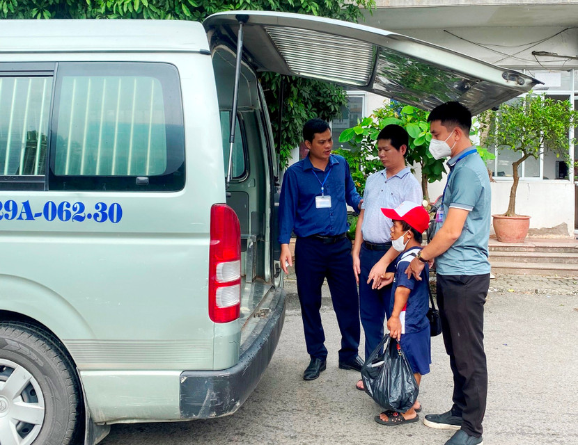 Đội trưởng Nguyễn Văn Hải cùng đồng đội tập trung đối tượng lang thang về trung tâm Đội trưởng Nguyễn Văn Hải cùng đồng đội tập trung đối tượng lang thang về trung tâm