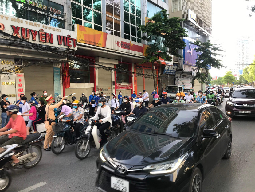 Điểm thi trường THPT Quang Trung - Đống Đa, lưu lượng phương tiện tham gia giao thông tăng cao từ rất sớm