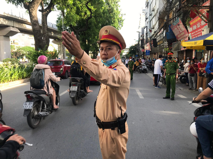 Cán bộ chiến sĩ Đội CSGT số 3 vất vả phân luồng, không để ùn tắc gây ảnh hưởng tới việc đi lại của thí sinh và người nhà thí sinh