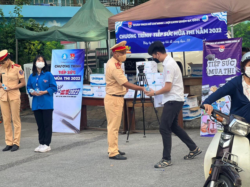 Tại điểm thi trường THPT Nguyễn Trãi - Ba Đình, các sĩ tử được nhận những chai nước trong hành trình tiếp sức mùa thi của các chiến sĩ Đội CSGT số 2