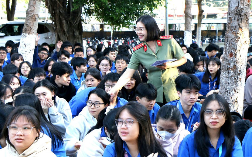 Lực lượng công an tuyên truyền bảo vệ trẻ em trên không gian mạng Lực lượng công an tuyên truyền bảo vệ trẻ em trên không gian mạng