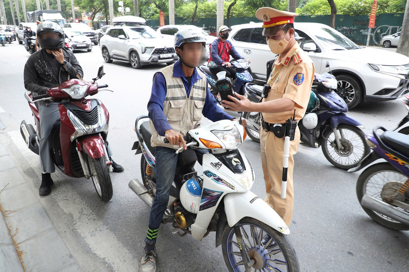 Trên nhiều tuyến, khu vực trọng điểm, lực lượng Cảnh sát giao thông tổ chức test nhanh nồng độ cồn