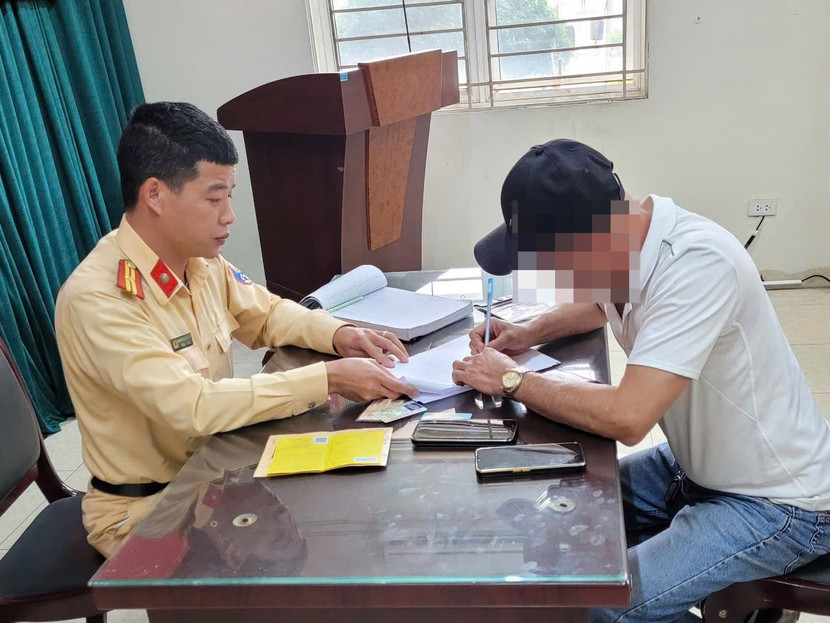 Lái xe đã bị xử phạt vi phạm hành chính số tiền 5,7 triệu đồng và trừ 2 điểm trên Giấy phép lái xe