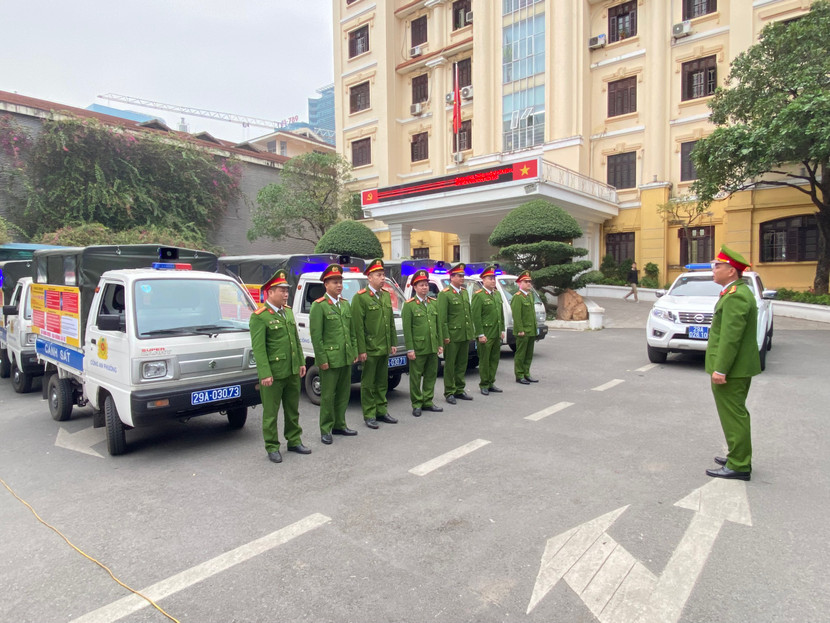 Trung tá Đỗ Minh Tứ, Đội trưởng Đội Cảnh sát giao thông - trật tự phổ biến công tác triển khai thực hiện đến lực lượng Cảnh sát trật tự của 8 phường
