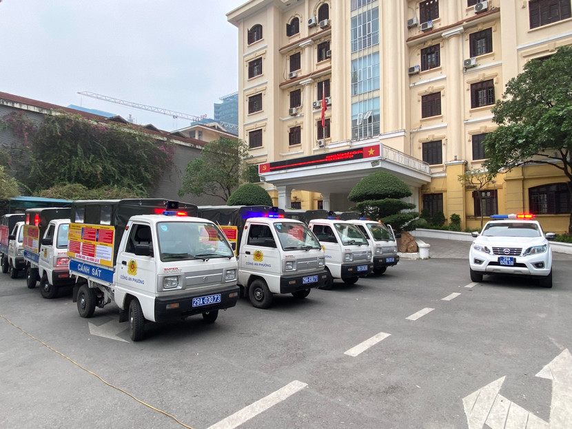 Công an 8 phường với 16 xe ô tô chuyên dụng được gắn biển và phát nội dung tuyên truyền trên loa phát thanh di chuyển qua từng ngõ phố, tuyến đường chính của địa bàn