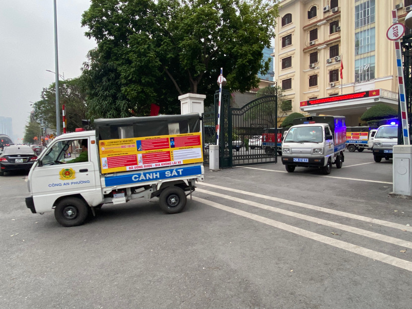 Mỗi xe ô tô chuyên dụng được gắn biển tuyên truyền, cảnh báo